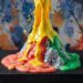 Un volcan coloré à base de vinaigre et de bicarbonate de sodium.